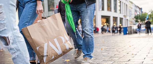 Menschen mit Einkaufstaschen beim verkaufsoffenen Sonntag in Duisburg